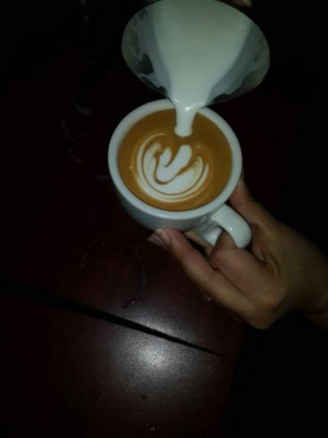 Un aromático café con sello catracho