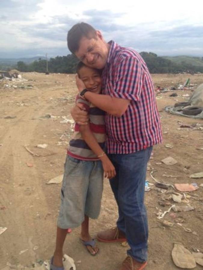 El hondureño del año: Jeony Ordóñez, el pastor que rescata a los niños del basurero para llevarlos a la universidad