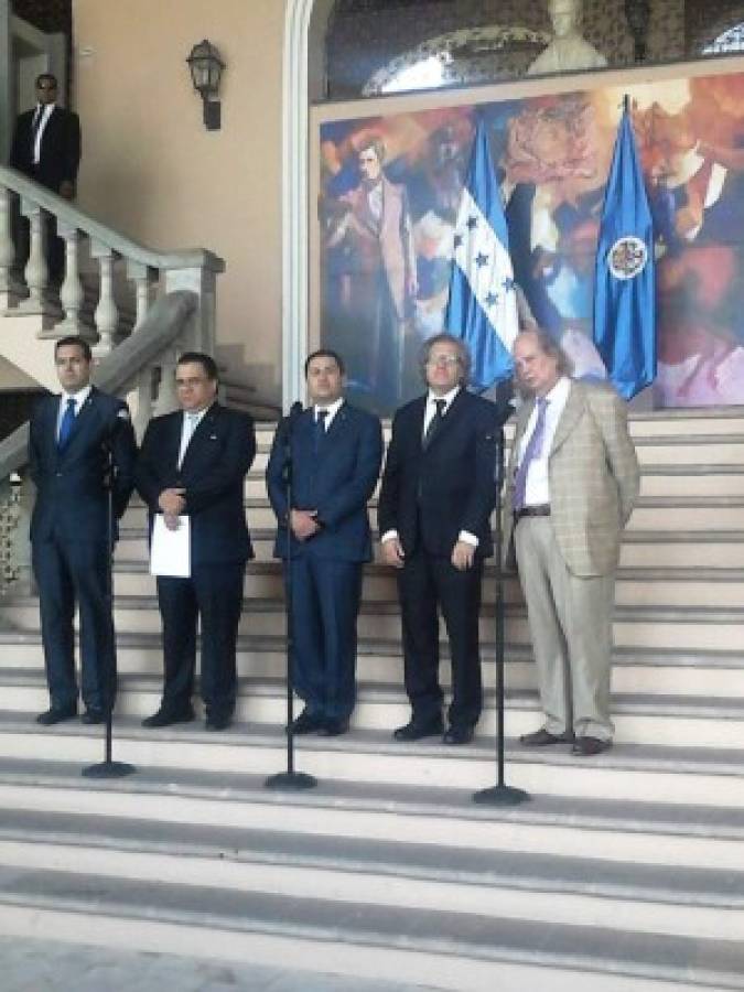 Presidente de Honduras asegura que respetará resultados del diálogo