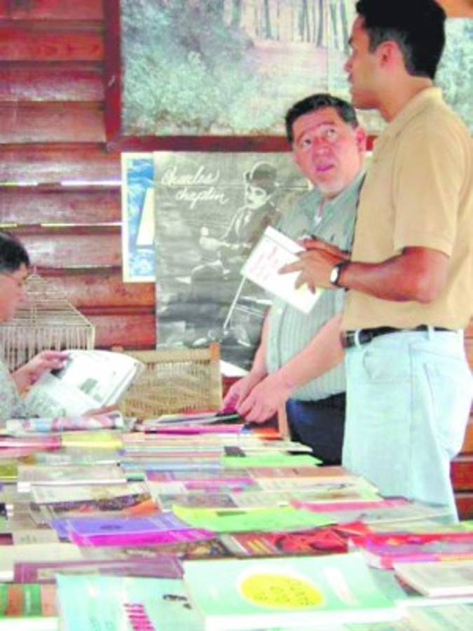Enrique Ponce Garay entre libros, cine y amigos
