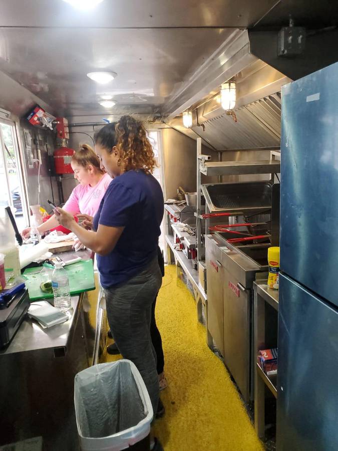 Yojana es originaria de Comayagua, y Aracely de Olancho y laboran en Silver Star Catracho.