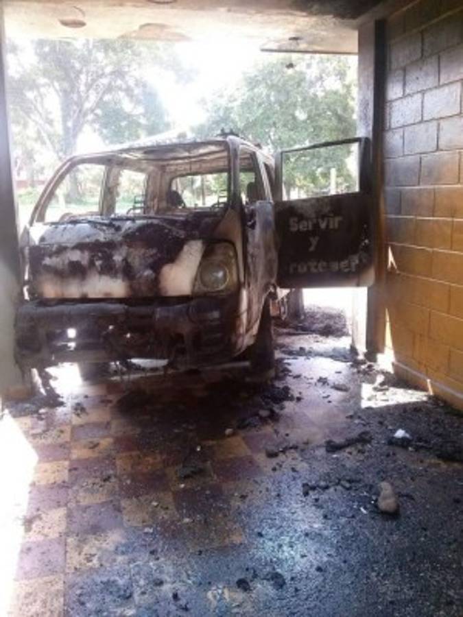 Turba quema posta y dos patrullas policiales