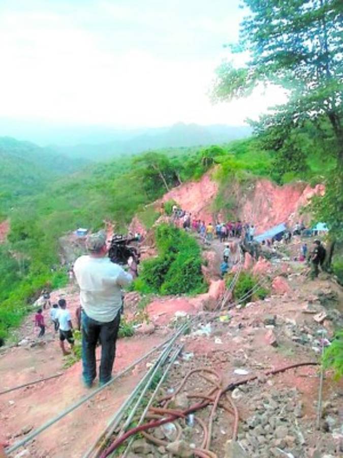 Choluteca: Tres de los 11 mineros soterrados dan señales de vida