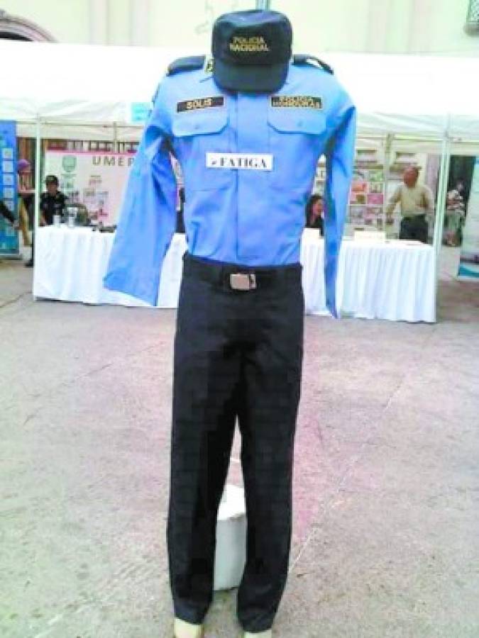 Con nuevo uniforme la policía hondureña celebra su 134 aniversario