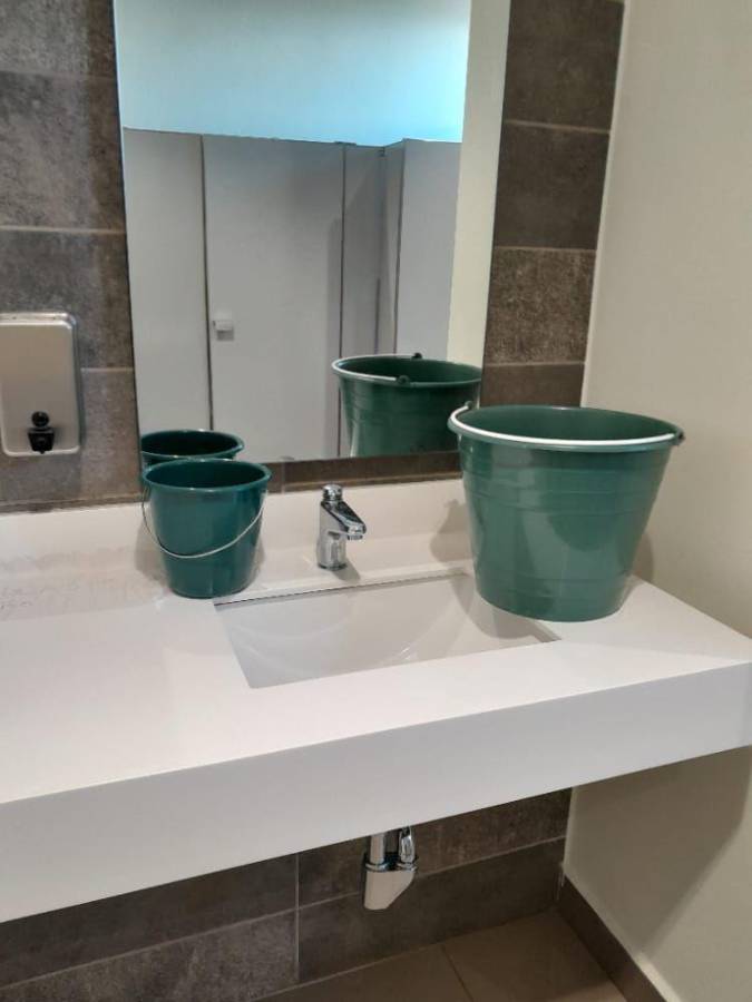 Algunos empleados fueron despachados a sus casas, otros siguieron laborando en esta situación.