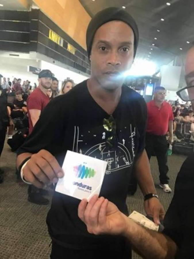 Esta foto del jugador brasileño confirmó que ya estaba a punto de abordar el vuelo que lo traería a Honduras. Foto: Twitter