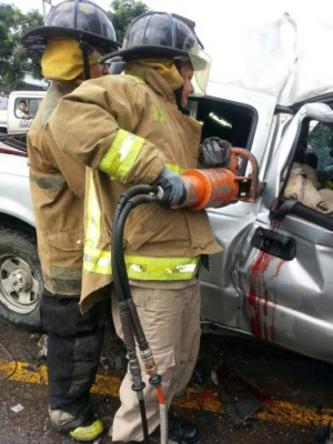 Choloma: Dos personas se salvan de morir en fuerte accidente