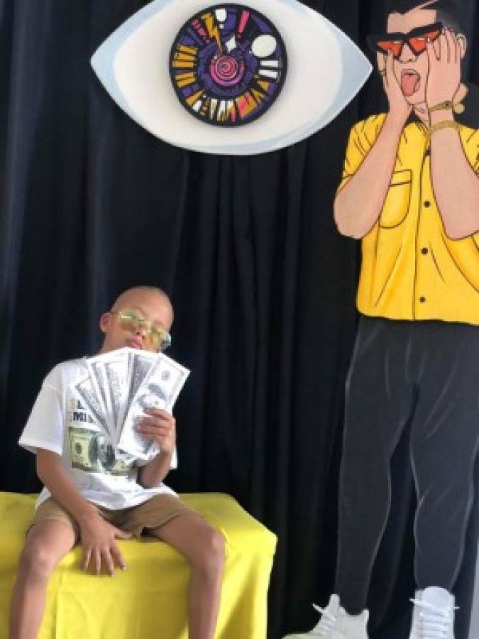 Niño pide fiesta temática de Bad Bunny y se vuelve viral