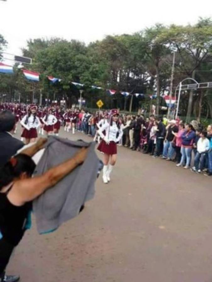 Foto del perro en desfile se vuelve viral en redes sociales