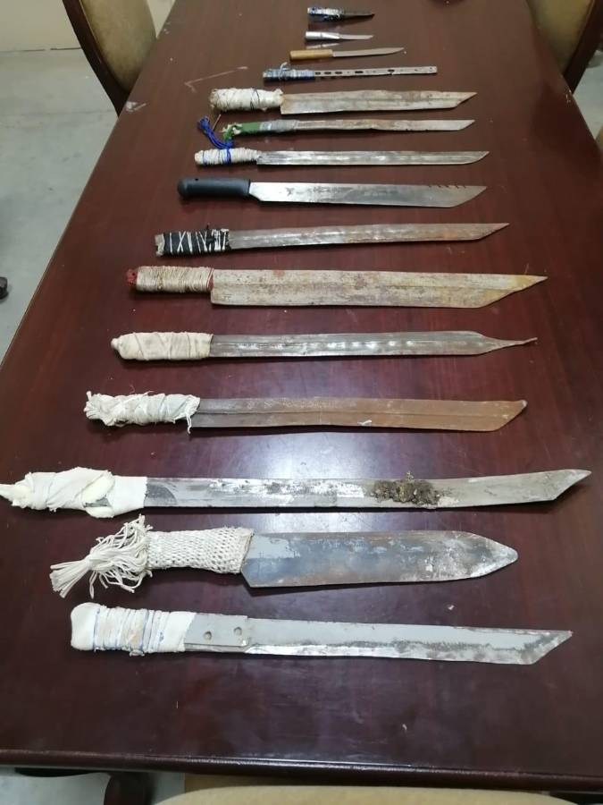 Varias armas blancas también estaban dentro de las celdas