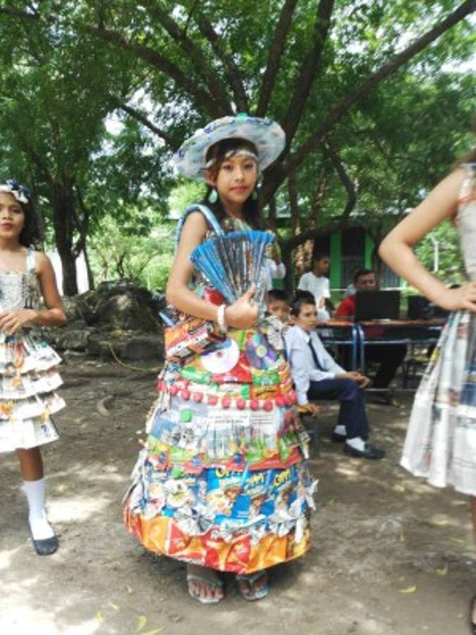Con modelaje ecológico, la Escuela Pedro Nufio da cátedra de reciclaje