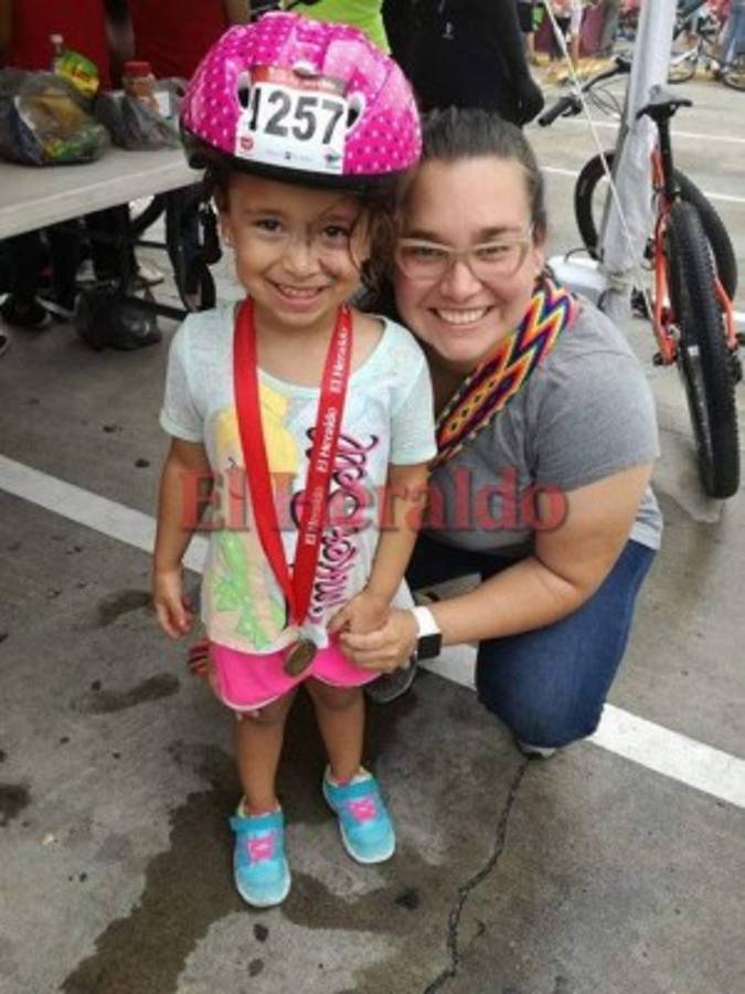 Emma Rojas, la pequeña colombiana que conquistó a Honduras en dos ruedas