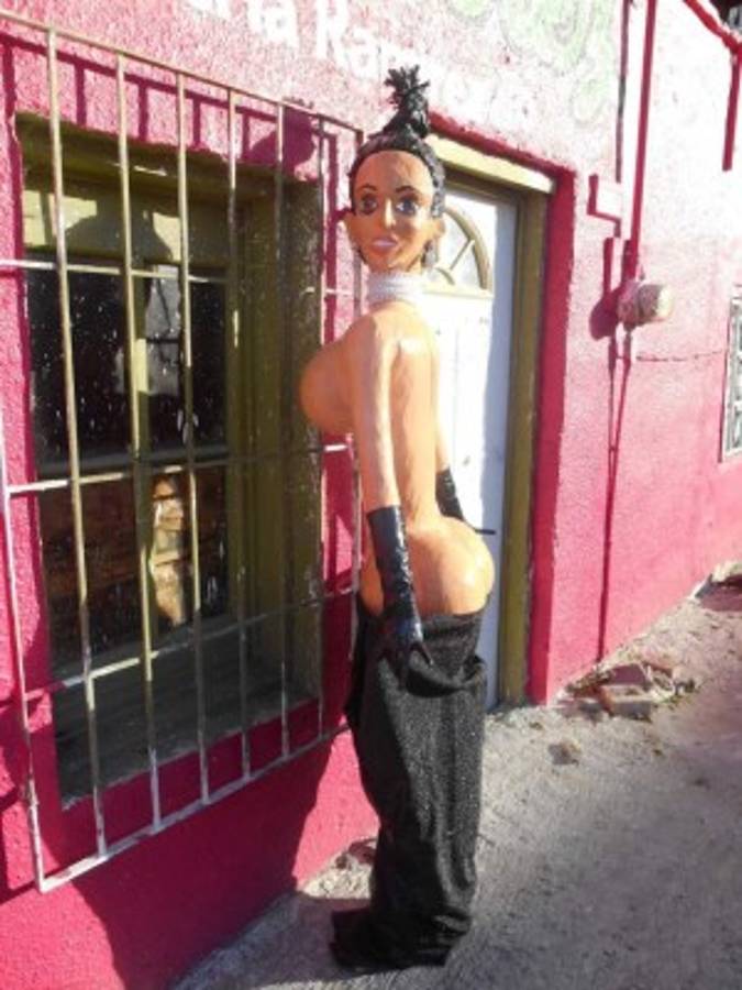 El desnudo de Kim Kardashian en piñata