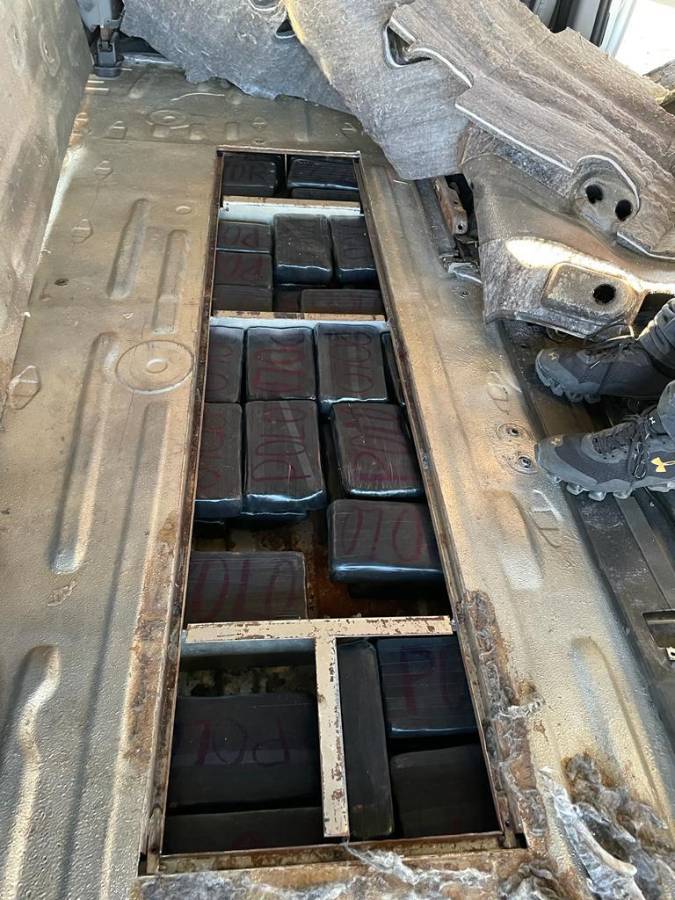 Incautan más de 180 kilos de supuesta cocaína que iban escondidos en una camioneta