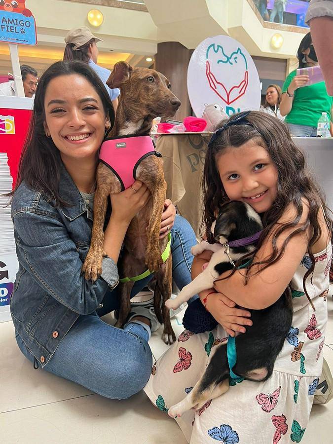 Esta joven suscriptora de El Heraldo y esta pequeñita adoptaron a dos caninos que pasaron a formar parte de sus familias.