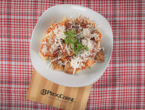 La yuca con chicharrón es un platillo ideal para cualquier tiempo de comida. Sorprende a tu familia con esta sensacional receta de Progcarne.