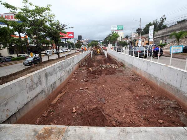 La obra de alivio vial ubicada en bulevar Suyapa apenas registra un avance del 55%. Autoridades municipales aseguran que el proyecto será inaugurado en 2026.