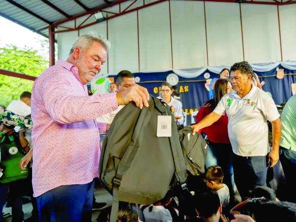 Roberto Contreras entrega las mochilas con útiles escolares