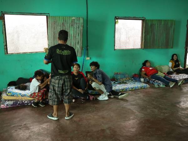 Varias familias albergadas perdieron sus casas y ahora no tienen a dónde ir. Son 12 albergues los que están habilitados, entre iglesias, centros comunales y centros educativos.