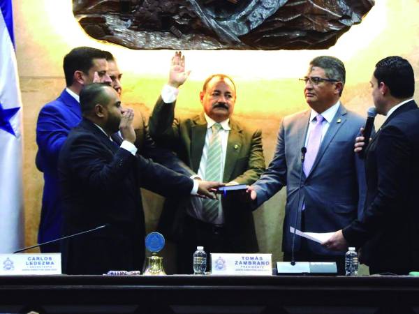 Javier David López Padilla, Ramón Edgardo Cárcamo Rivera; Olvin Rigoberto Álvarez Rodríguez, Luis Alberto Mejía Cálix y Ernesto Guillermo Cornejo Ortiz fueron juramentados como interventores de la Unag de Catacamas