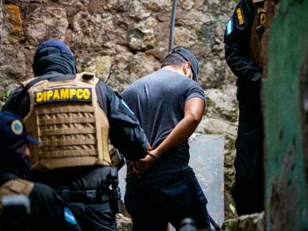 Agente de la Dipampco arresta a un ciudadano durante el estado de excepción.