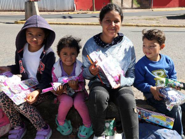 Con un juguete en sus manos, los niños en condición de calle viven la ilusión de la Navidad, demostrando que la magia perdura mientras haya solidaridad.