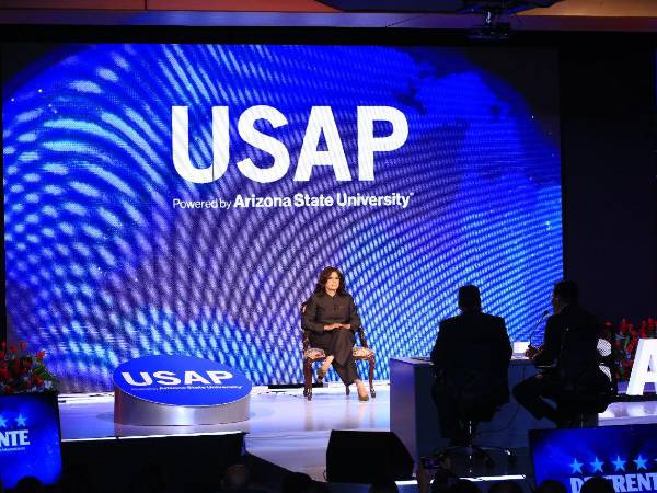 Rixi Moncada participó en un conversatorio en la USAP. No quiso pararse frente al estrado, sino que llevó su propia silla, pidió que la colocaran en el centro y al costado pudieron rosas rojas.