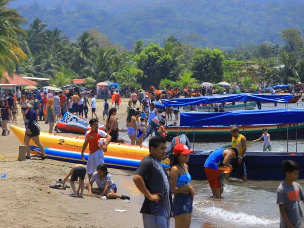 Las playas de Omoa y Puerto Cortés son de las más visitadas por los veraneantes durante la Semana Santa.