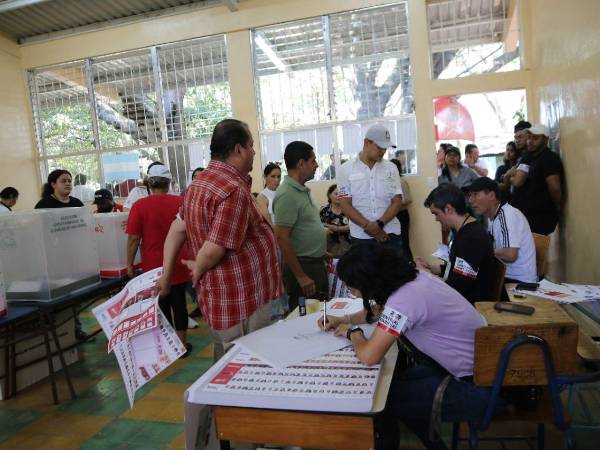 En algunos centros de votación la jornada electoral inicio pocas horas después de que el CNE diera el pitazo de inicio de la contienda electoral.
