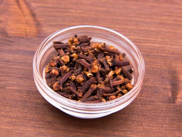 <b>1. CLAVO:</b> Botón floral de una planta originaria del archipiélago indonesio. De sabor picante, intenso y especiado, aromatiza preparaciones reposteras, conservas y salsas. También es parte de la famosa mezcla china de cinco especias.