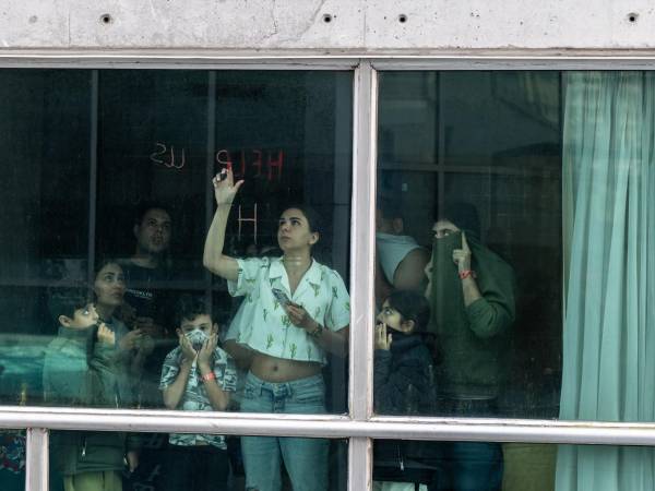 Migrantes iraníes fueron retenidos en un hotel de la ciudad de Panamá tras ser deportados de EU.