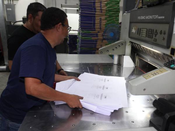 La empresa Lithopress concluyó la impresión y empaque de las papeletas de los tres niveles electivos, pero su entrega permanece suspendidas por desacuerdos entre los codirectores del CNE.