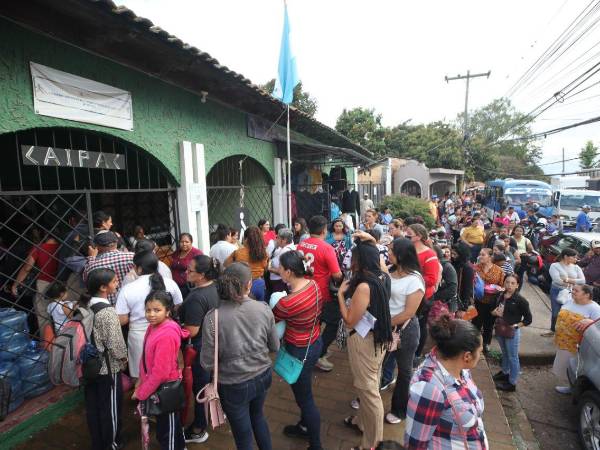 En Santa Lucía, Francisco Morazán, se formaron largas filas este miércoles 15 de octubre por la entrega del polémico bono climático.