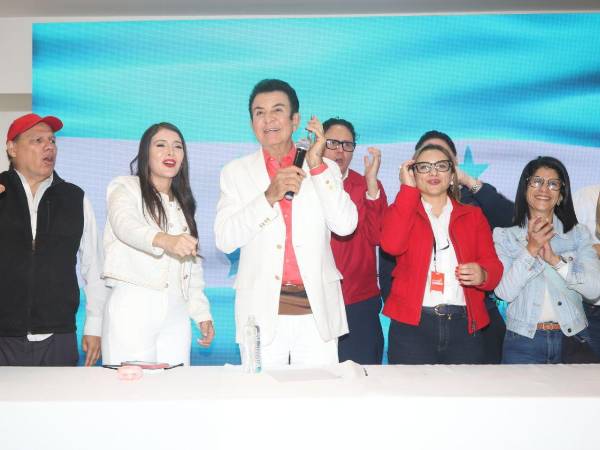 El excandidato presidencial Salvador Nasralla, junto a su esposa Iroshka Elvir, diputada del Partido Liberal.