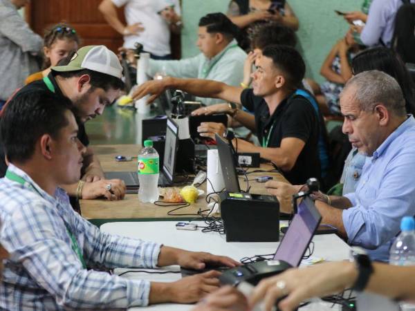 Los mismos beneficiados han relato a medios que durante el reparto del dinero les exhortan a votar por la candidata oficialista en las próximas elecciones.