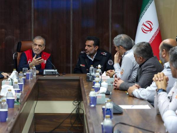 El presidente de Irán, Masoud Pezeshkian, durante una visita a una estación de bomberos.
