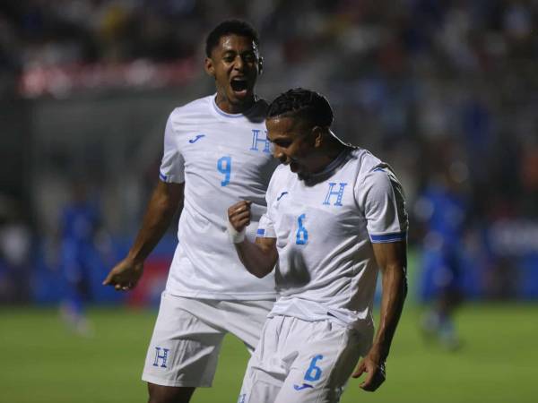 Así celebró Rivas junto al Choco Lozano el gol de Honduras.
