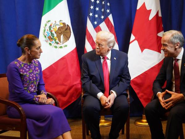 La presidenta de México, Claudia Sheinbaum (i), que la muestra durante una reunión con el presidente de Estados Unidos, Donald Trump (c), y el primer ministro canadiense, Mark Carney, este viernes en Washington.