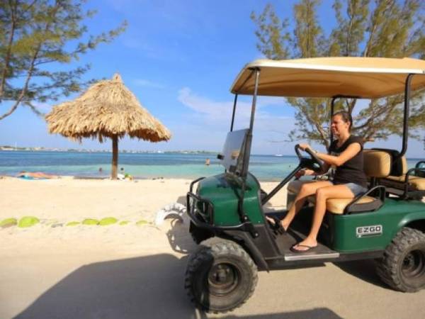 Tras el proyecto de pavimentación ecológica en Utila, se iniciaron campañas ecoamigables de reciclaje en las que miembros de la comunidad participaron activamente