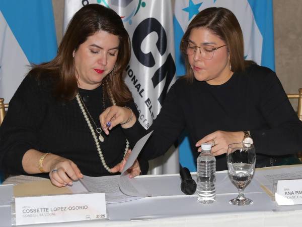 La consejera presidenta del Consejo Nacional Electoral (CNE) de Honduras, Ana Paola Hall (d), y la consejera miembro del pleno, Cossette López-Osorio.