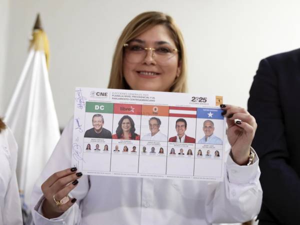 Fotografía de archivo, tomada el pasado 3 de octubre, de la consejera presidenta del Consejo Nacional Electoral (CNE) de Honduras, Ana Paola Hall, al posar con una de las papeletas para las elecciones generales del próximo 30 de noviembre, en Tegucigalpa.