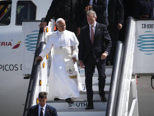 El papa León XIV y el rey Felipe IV descienden del avión que debería trasladar al pontífice a Roma tras su viaje de siete días a España por problemas técnicos que impiden su despegue del aeropuerto de Los Rodeos.