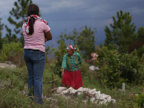 Maryory junto a su mamá, María, visitaron el cementerio donde enterraron al bebé que falleció a los 19 días de nacido por gusano barrenador. Maryory, de 15 años, es la madre.