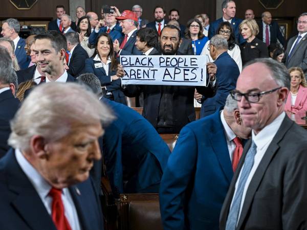 El cartel hace referencia a un video racista que Trump compartió recientemente en redes sociales.