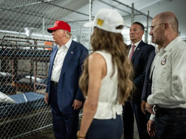Donal Trump en su visita al centro de detención para migrantes 'Alligator Alcatraz' marcada por sus burlas sobre los peligros que correrán los reclusos que intenten huir por la presencia de caimanes en alrededores