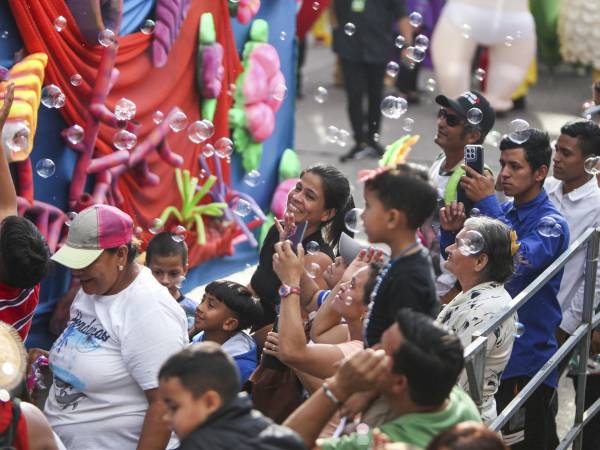 Personas participan en los actos de conmemoración del aniversario de la ciudad de Tegucigalpa el sábado, en Tegucigalpa (Honduras).