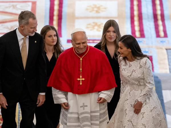 El papa León XIV acompañado de los reyes Felipe y Letizia, la princesa Leonor y la infanta Sofía ascienden por la Escalera de Embajadores del Palacio Real, donde tiene lugar la ceremonia de bienvenida al Sumo Pontífice que inicia este sábado en la capital un viaje de seis días a España. EFE/Daniel González