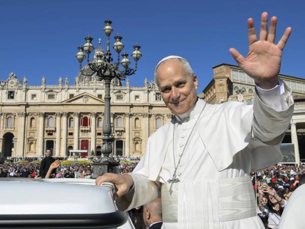 El papa León XIV saluda a feligreses en el Vaticano.