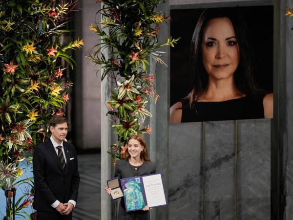 Ana Corina Sosa, hija de María Corina Machado, recibió este miércoles en el Ayuntamiento de Oslo el Nobel de la Paz en nombre de la opositora venezolana, que no ha podido viajar a Noruega a tiempo para recibir en persona el premio, aunque viajará igualmente a la capital noruega, según el Instituto Nobel.