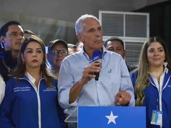 El candidato a la Presidencia de Honduras por el Partido Nacional, Nasry Asfura, hablando en una rueda de prensa.